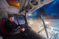 Willi Beerle ist einer der Fahrer und bereits seit 19 Jahren im Winter auf den Pisten im Flumserberg im Einsatz. (Bild: Urs Bucher)