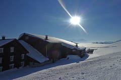 St.Anton ...keck in die Sonne! Die gleissende Reflexion der Sonne auf dem schneebedeckten Dach. (Bild: Walter Schmidt)