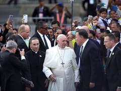 Am Mittwoch haben Tausende Papst Franziskus in Panama herzlich empfangen. (Bild: KEYSTONE/EPA EFE/RODRIGO SURA)