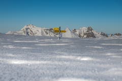 Der Wegweiser ist beinahe komplett eingeschneit. Im Hintergrund: Säntis und Altmann. (Bild: Edi Lazraj)