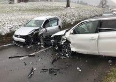 Meierskappel – 24. JanuarZwei Autos prallten frontal ineinander. Ein Autofahrer musste durch die Stützpunktfeuerwehr Küssnacht aus dem Fahrzeug geborgen werden. Beide Fahrzeuglenker wurden beim Unfall «erheblich» verletzt und durch Ambulanzen ins Spital gefahren. (Bild: Luzerner Polizei)