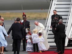 Papst Franziskus ist am Mittwoch herzlich in Panama empfangen worden. (Bild: KEYSTONE/EPA ANSA/ETTORE FERRARI)