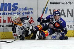 Zuger Jesse Zgraggen (links) und Zürcher Denis Hollenstein kommen am Boden zu liegen. (Bild: Patrick Straub/Freshfocus (Zürich, 25. Januar 2019))