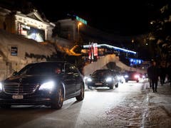 Obwohl das Verkehrskonzept geändert wurde, stauten sich die Autos während des WEF in Davos immer wieder. Es ereigneten sich vier Unfälle zwischen Bahnschranken. (Bild: KEYSTONE/GIAN EHRENZELLER)