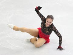Ein ungewöhnliches Bild: Olympiasiegerin Alina Sagitowa am Boden (Bild: KEYSTONE/EPA/TATYANA ZENKOVICH)
