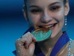 Sofia Samodurowa freut sich riesig über die Goldmedaille (Bild: KEYSTONE/EPA/TATYANA ZENKOVICH)