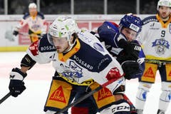 Dennis Everberg (Zug) wird von Fredrik Pettersson bedrängt. (Bild: Patrick Straub/Freshfocus (Zürich, 25. Januar 2019))