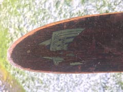 Auf der Skispitze ist noch ein Teil des Logos des Skihauses Trunz sichtbar.