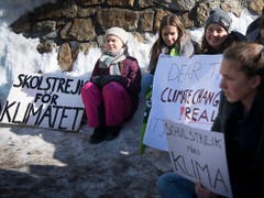 Nach ihrer Medienkonferenz setzte sich Greta Thunberg mit Schweizer Schülerinnen und Schülern oberhalb des Kongresszentrums zum «Schulstreik fürs Klima» an eine Kreuzung. (Bild: KEYSTONE/LAURENT GILLIERON)