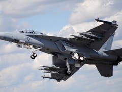 Ein Kampfjet des Typs F/A-18 Super Hornet bei einer Airshow. (Bild: Keystone/EPA/ANDY RAIN)