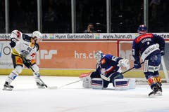 Zugs Sven Senteler beim 0:2 gegen ZSC-Goalie Niklas Schlegel und Patrick Geering (rechts). (Bild: Patrick Straub/Freshfocus (Zürich, 25. Januar 2019))