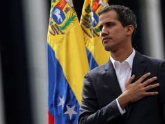 Juan Guaido schliesst eine Amnestie für Präsident Maduro nicht aus, sofern er freiwillig den Platz räumt. , (Bild: KEYSTONE/EPA EFE/MIGUEL GUTIERREZ)