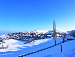 Schwarzenberg im Winterkleid inkl. blauem Himmel. (Bild: Urs Gutfleisch, 25. Januar 2019)
