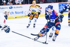 Zürcher Raphael Prassl im Spiel gegen den Zuger Johann Morant. (Bild: Vedi Galijas/Freshfocus (Zürich, 25. Januar 2019))