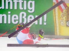Beat Feuz legt sich im Zielraum in den Schnee - Er hat alles gegeben (Bild: KEYSTONE/EPA/CHRISTIAN BRUNA)