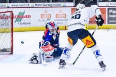 Zuger Sven Senteler schiesst das 0:2 gegen ZSC-Goalie Niklas Schlegel. (Bild: Vedi Galijas/Freshfocus (Zürich, 25. Januar 2019))