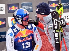 Feuz gratuliert Dominik Paris, der um zwei Zehntel schneller war (Bild: KEYSTONE/EPA/CHRISTIAN BRUNA)