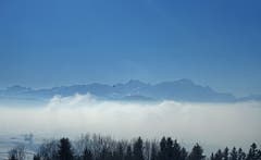 Das Bild der vier Lagen: Wald-Nebel-Alpstein-Himmel. (Bild: Walter Schmidt)