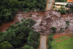 Eine verschüttete Strasse aus der Luft in Brumadinho. (Bild: EPA/Antonio Lacerda)