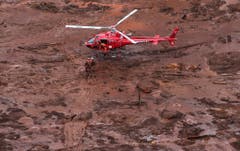 Helfer suchen in der Schlammlawine nach den Vermissten. (Bild: EPA/Antonio Lacerda)