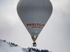 Mit dem Breitling Orbiter 3 umrundeten der Schweizer Bertrand Piccard und der Brite Brian Jones die Welt; mit einer kleineren Kopie des Ballons waren die beiden am Samstag am 41. Internationalen Heissluftballon-Festival in der Luft. (KEYSTONE/Jean-Christophe Bott) (Bild: KEYSTONE/JEAN-CHRISTOPHE BOTT)