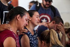 Einheimische trauern um ihre Angehörigen, es werden über 300 Personen vermisst. (Bild: EPA/Antonio Lacerda)