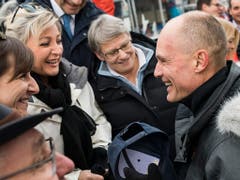 Der Luftfahrtpionier Bertrand Piccard (r) im Gespräch mit Rebecca Ruiz, SP-Kandidatin für den Waadtländer Staatsrat, Nuria Gorrite und Beatrice Metraux, beide Waadtländer Staatsrätinnen (v. l. n. r.), anlässlich des 41. Internationalen Heissluftballon-Festivals. (KEYSTONE/Jean-Christophe Bott) (Bild: KEYSTONE/JEAN-CHRISTOPHE BOTT)