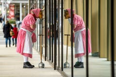 Vor dem Treffen überprüft diese Dame in einem Schaufenster, ob alles sitzt. (Bild: Manuela Jans-Koch, Kriens, 26. Januar 2019)