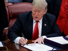 US-Präsident Donald Trump hat am Freitagabend das Budget-Gesetz unterzeichnet und beendete damit den längsten «Shutdown» in der Geschichte der USA. (Bild: KEYSTONE/EPA/SHAWN THEW)