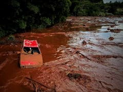 Nach einem Dammbruch in Brasilien werden am frühen Samstagmorgen noch hunderte Personen vermisst. (Bild: KEYSTONE/EPA EFE/YURI EDMUNDO)