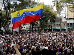 Seit Monaten gehen zahlreiche Venezolaner gegen die Regierung von Staatschef Nicolás Maduro auf die Strasse. (Bild: KEYSTONE/EPA EFE/LEONARDO MUNOZ)