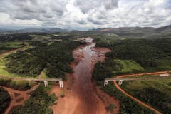 Luftaufnahme einer zerstörten Brücke nach dem Dammbruch in der Bergbauregion Minas Gerais. (Bild: EPA/Antonio Lacerda)