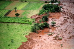Die Schlammlawine bahnt sich ihren Weg durch die Landschaft von Minas Gerais. (Bild: EPA/Antonio Lacerda)