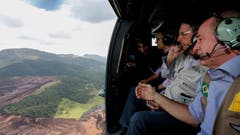 Brasiliens Präsident Jair Bolsonaro schaut sich die Schäden aus der Luft an. (Bild: Isac Nobrega/AP)