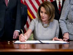 Auch die Demokratin Nancy Pelosi hat am Freitag der Zwischenfinanzierung im US-Budget zugestimmt. (Bild: KEYSTONE/AP/ANDREW HARNIK)