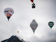 Eine Kopie des Breitling Orbiter 3 am Samstag in Chateau d'Oex: mit dem Original hatten der Schweizer Betrand Piccard und der Brite Brian Jones vor zwanzig Jahren die Welt umrundet. Das 41. Internationale Heissluftballon-Festival feiert nun das Jubiläum. (KEYSTONE/Jean-Christophe Bott) (Bild: KEYSTONE/JEAN-CHRISTOPHE BOTT)