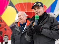 Der Schweizer Bertrand Piccard (r) und der Brite Brian Jones (l) waren die ersten, die vor zwanzig Jahren mit einem Heissluftballon den Welt umrundeten. Am Samstag traten sie in Erinnerung daran vor einer verkleinerten Kopie ihres Orbiter 3 auf. (KEYSTONE/Jean-Christophe Bott) (Bild: KEYSTONE/JEAN-CHRISTOPHE BOTT)