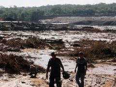 Die Helfer nach einem Dammbruch in Brasilien konnten weit und breit nur im Schlamm nach Vermissten suchen. (Bild: KEYSTONE/EPA EFE/PAULO FONSECA)