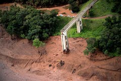 Luftaufnahme der zerstörten Brücke in Brumadinho. (Bild: EPA/Antonio Lacerda)