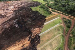 Ganze Landstriche wurden von der Schlammlawine weggerissen. (Bild: EPA/Antonio Lacerda)