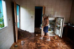 Darcy Brum betrachtet die Schäden im Haus seines Vaters in Brumadinho. (Bild: AP Photo/Leo Correa)