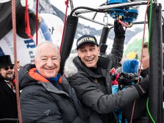 Der Schweizer Bertrand Piccard (r) und der Brite Brian Jones (l) am 41. Internationalen Heissluftballon-Festival in Chateau d'Oex: Vor zwanzig Jahren umrundeten sie die Welt, am Samstag hoben sie zum kleinen Rundflug ab. (KEYSTONE/Jean-Christophe Bott) (Bild: KEYSTONE/JEAN-CHRISTOPHE BOTT)
