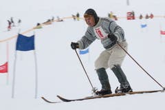 Voll Konzentration fährt Walter Bernet aus Andermatt auf alten Skis den Hang hinab. (Bild: Remo Infanger (Andermatt, 26. Januar 2019))
