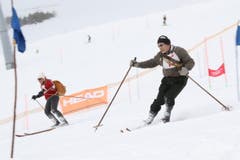 Lederschuhe zum Schnüren und Holzbretter ohne Stahlkanten – für geübte Skilehrer wie Gerhard (rechts) und Werner Danioth kein Grund für Stemmbogen. (Bild: Remo Infanger (Andermatt, 26. Januar 2019))