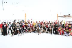 Eine bunte Schar ehemaliger und aktiver Skilehrer hat sich zum Nostalgie-Rennen getroffen. (Bild: Remo Infanger (Andermatt, 26. Januar 2019))