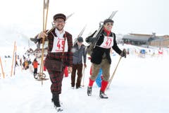 Die Teilnehmer des Nostalgie-Rennens liessen sich modisch so einiges einfallen, im Bild Sandro Muscas (vorne, links) und Roland Wild (vorne, rechts) aus Sedrun. (Bild: Remo Infanger (Andermatt, 26. Januar 2019))