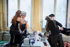 Die extravagant geschminkten Gesichter bedurften eines grossen Aufwands. (Bild: Jakob Ineichen, Luzern, 27. Januar 2019)