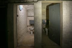 Bombensicher: Hinter Stahltüren stehen in der Eingangspartie des alten Luftschutz-Kommandopostens immer noch die Toilettenschüsseln. (Bild: Raphael Rohner)