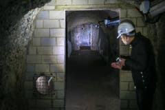 Ausgang in die Mülenenschlucht: Je weiter nach hinten im Berneggstollen man kommt, desto weniger betoniert ist er. Die Wände sind roh behauen, der Boden besteht aus gestampfter Erde. (Bild: Raphael Rohner)