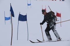 In alter Militäruniform fährt es sich auch heute noch gut Ski. (Bild: Remo Infanger (Andermatt, 26. Januar 2019))
